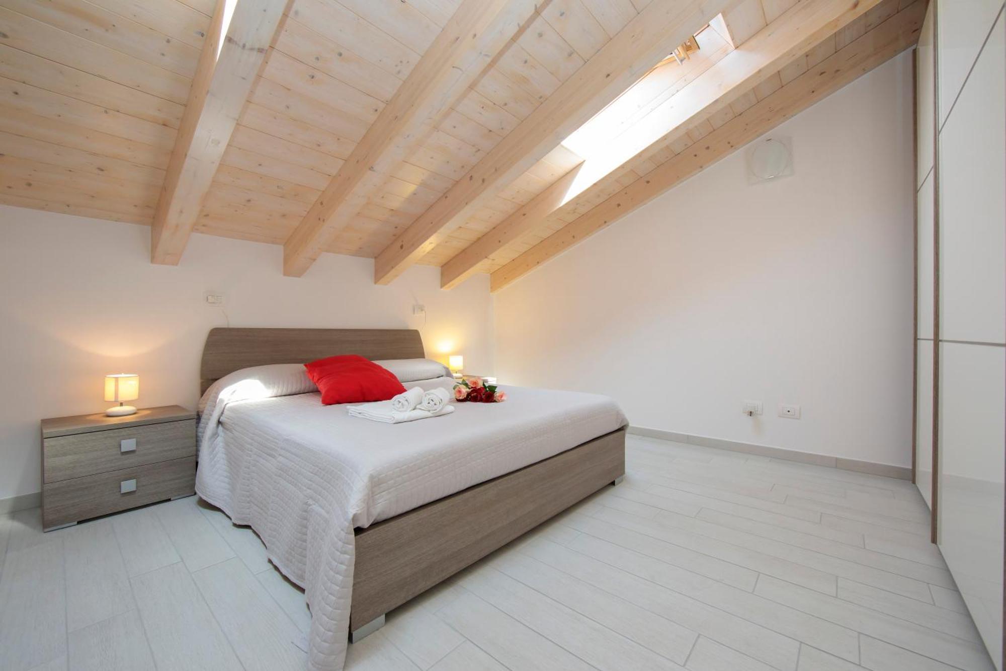Silver Lake Apartment - Happy Rentals Angera Εξωτερικό φωτογραφία