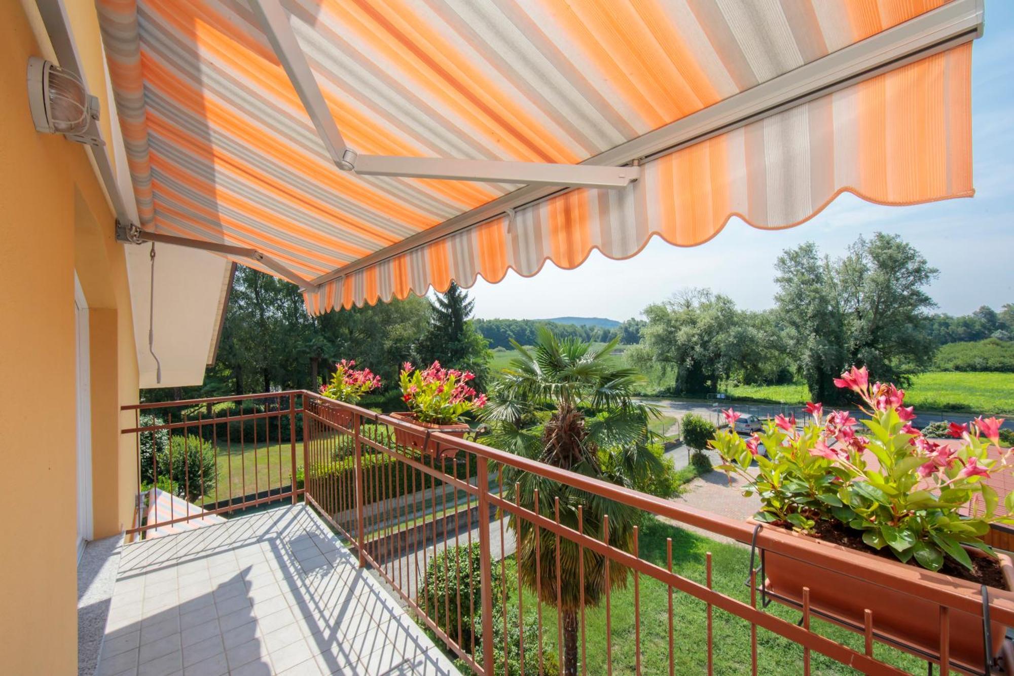 Silver Lake Apartment - Happy Rentals Angera Εξωτερικό φωτογραφία